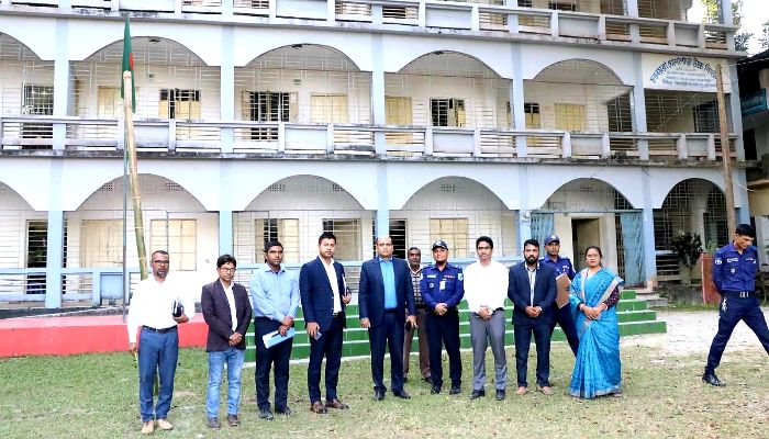 ভোট কেন্দ্র পরিদর্শন করলেন জেলা প্রশাসক 