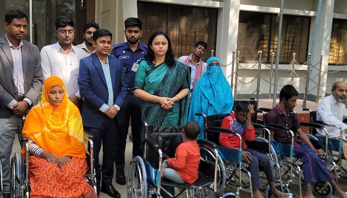 প্রতিবন্ধীদের মাঝে হুইল চেয়ার বিতরণ