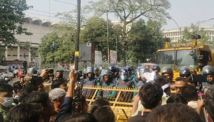 যমুনা অভিমুখে ৪৭তম বিসিএস পরীক্ষার্থীরা, পুলিশের বাধা