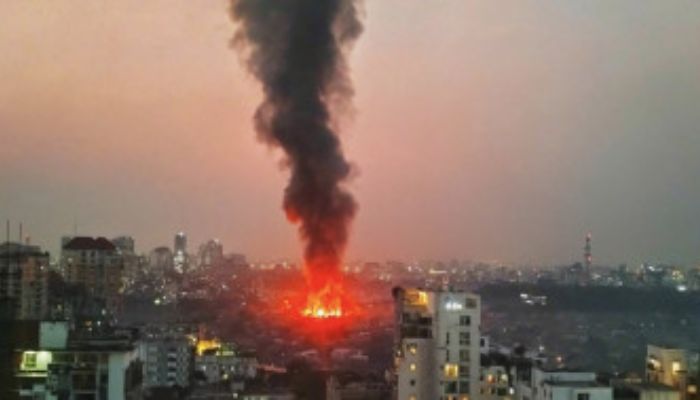 যানজটে ৪০ মিনিট পর কড়াইল বস্তিতে ফায়ার সার্ভিস, কাজ করছে ১৬ ইউনিট