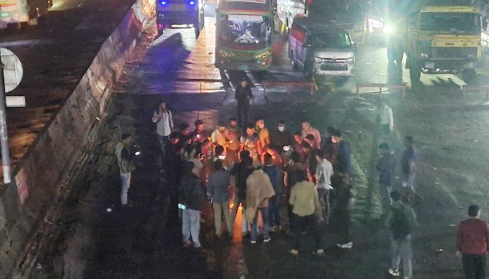 উপদেষ্টা আসিফ মহমুদ ও মাহফুজ আলমের ছবি জ্বালিয়ে ঢাকা-আরিচা মহাসড়ক অবরোধ