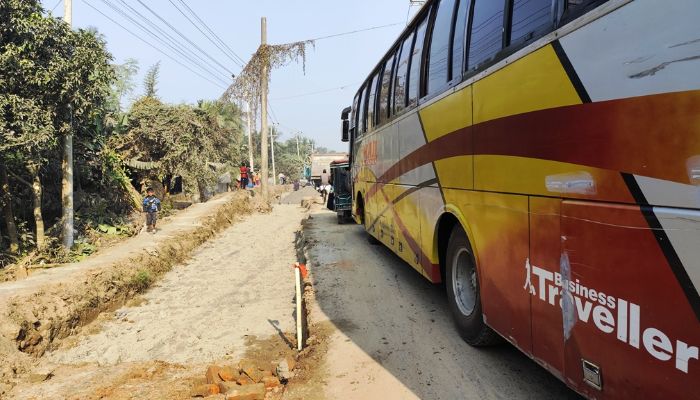 সাতক্ষীরা-শ্যামনগর সড়কে নির্মান কাজে ধীর গতি