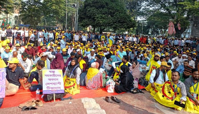 দ্বিতীয় দিনের মতো কর্মবিরতিতে স্বাস্থ্য সহকারীরা, সারা দেশে বন্ধ টিকাদান