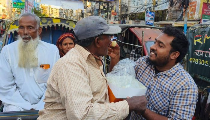 শেখ হাসিনা স্বৈরাচার, দিল্লি তুমি পাহারাদার’ স্লোগানে রাজশাহীতে মিষ্টি