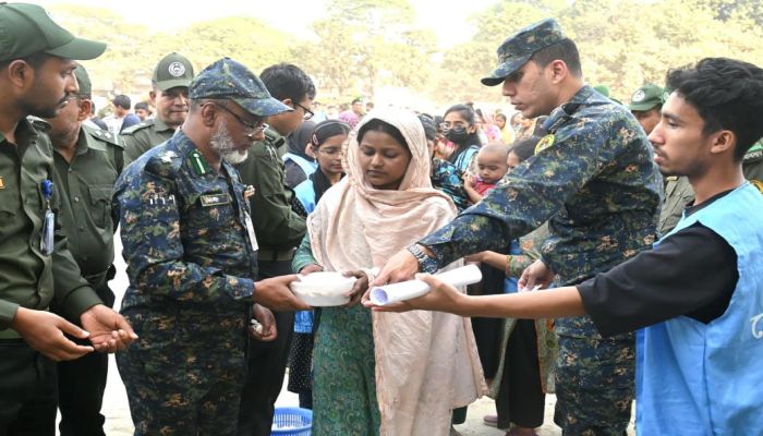 আগুনে ক্ষতিগ্রস্ত ও বিপর্যস্ত কড়াইলবাসীর জন্য জরুরি মানবিক সেবাকেন্দ্র চালু করল আনসার–ভিডিপি
