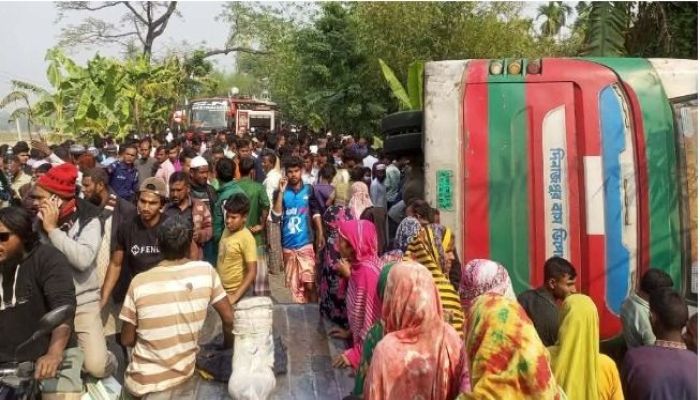 লালমনিরহাটে বাসের ধাক্কায় অটোরিক্সার যাত্রী নিহত, আহত ৩