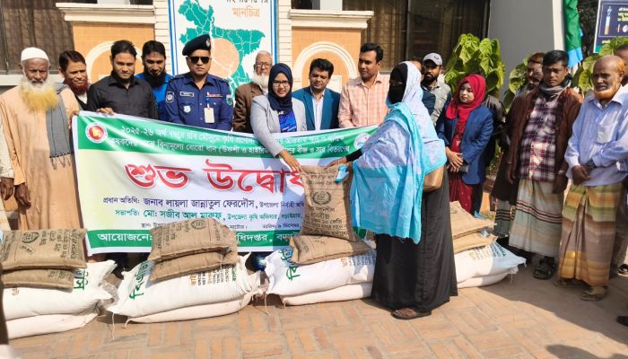 বড়াইগ্রামে ক্ষুদ্র–প্রান্তিক ৯৫০ কৃষকের মাঝে বিনামূল্যে বোরো হাইব্রিড ও উপশি বীজ–সার বিতরণ