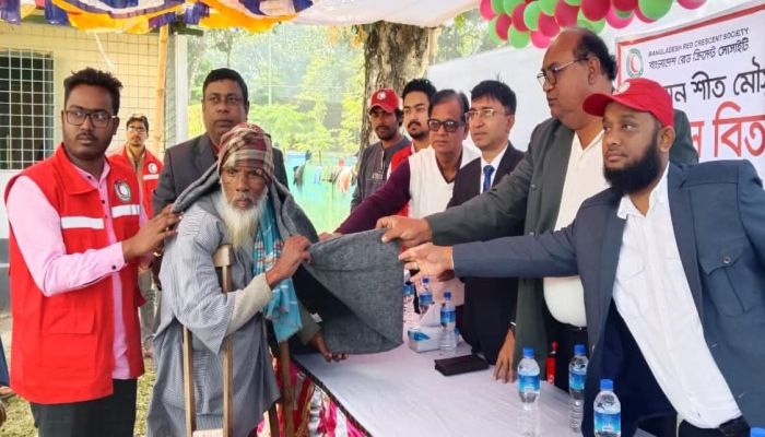 নীলফামারীতে রেডক্রিসেন্ট সোসাইটির উদ্যোগে শীতার্তদের মাঝে কম্বল বিতরণ