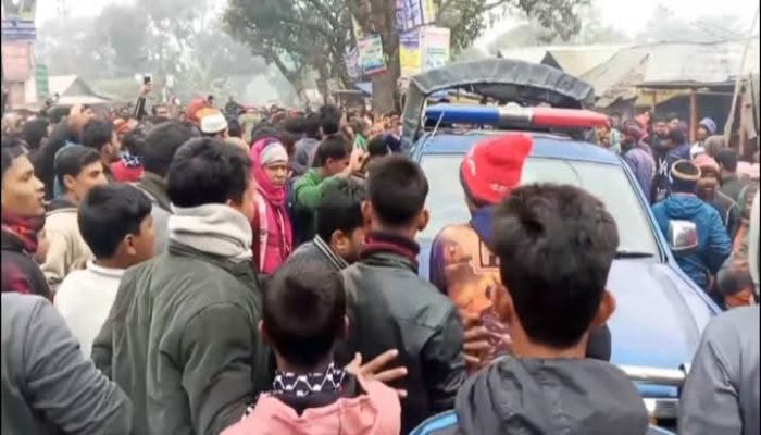 বাসের ধাক্কায় প্রাণ গেল অটোচালকের, বিক্ষুদ্ধদের সড়ক অবরোধ