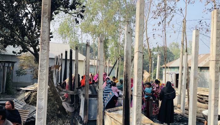 অগ্নিকাণ্ডে সর্বস্ব হারিয়ে খোলা আকাশের নিচে চার পরিবার
