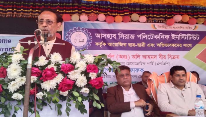 শিক্ষার্থীদের মধ্যে প্রযুক্তি চর্চার কার্যক্রম শক্তিশালী করা দরকার : কর্ণেল অলি 