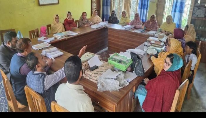 শিক্ষকদের কর্মবিরতি পরীক্ষার দায় পড়েছে অভিভাবক–কর্মকর্তাদের ওপর