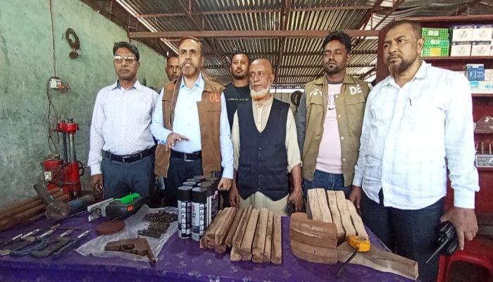 লক্ষ্মীপুর  ডিবির অভিযানে অস্ত্র ও সরঞ্জাম জব্দ, পলাতক ওয়ার্কশপ মালিক