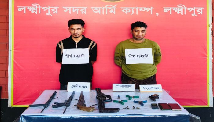 লক্ষ্মীপুরে সেনাবাহিনীর অভিযানে ৫ আগ্নেয়াস্ত্রসহ দুই শীর্ষ সন্ত্রাসী গ্রেপ্তার