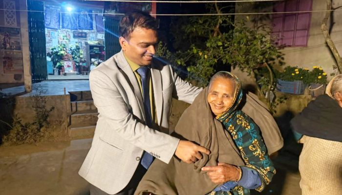 রাঙ্গুনিয়ার হোছনাবাদে শীতার্ত মানুষের পাশে ইউএনও