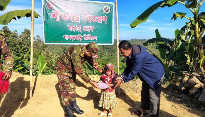 লংগদু সেনা জোনের উদ্যোগে শীতবস্ত্র ও বিনামূল্যে ওষুধ বিতরণ