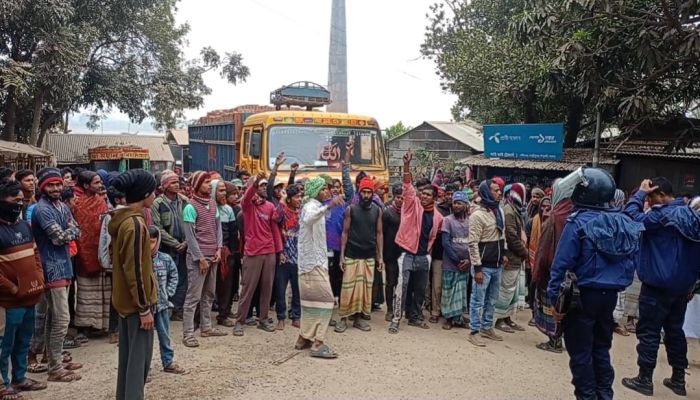 ঈশ্বরদীতে ৪৫ ইট ভাটায় ভ্রাম্যমান আদালত \ একটি ভাটা ধ্বংস