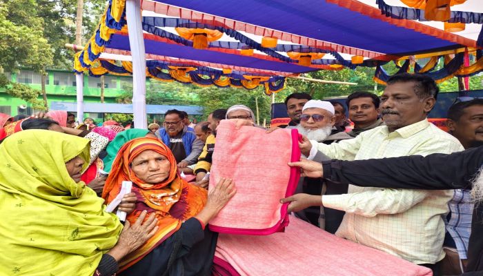রহনপুরে শীতবস্ত্র বিতরণ