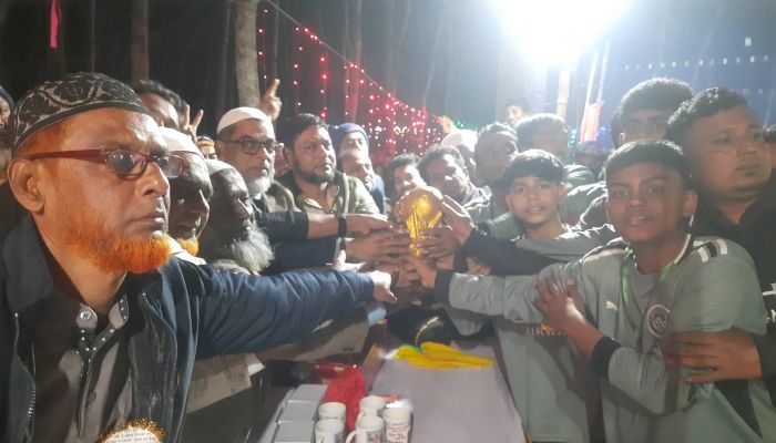 বিজয় দিবস উপলক্ষে পশ্চিম নাউরী যুবসমাজের উদ্যোগে মিনি নাইট ফুটবল টুর্নামেন্ট খেলা অনুষ্ঠিত