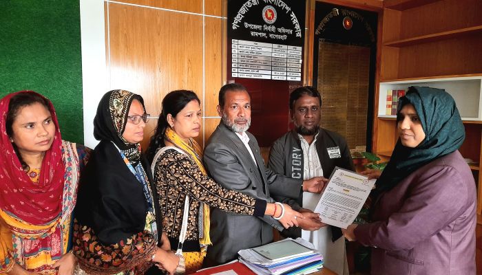 রামপাল উপজেলা নির্বাহী কর্মকর্তা বরাবর প্রাথমিক শিক্ষকদের স্মারকলিপি প্রদান