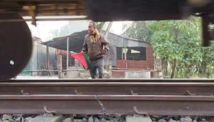 অতিরিক্ত ঠান্ডার রেললাইনে ফাটল