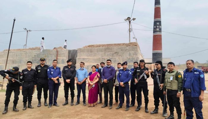 ফেনীর ‎পরশুরামে অবৈধ ইটভাটা গুড়িয়ে দিলো প্রশাসন 