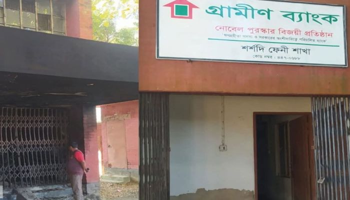 ফেনীর শর্শদিতে গ্রামীণ ব্যাংকের শাখায় দুর্বৃত্তদের অগ্নিসংযোগ