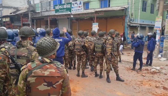 মাদারীপুরে আধিপত্য বিস্তারে রণক্ষেত্র মোস্তফাপুর: ককটেল বিস্ফোরণ ও দোকান ভাঙচুর, আহত ৫