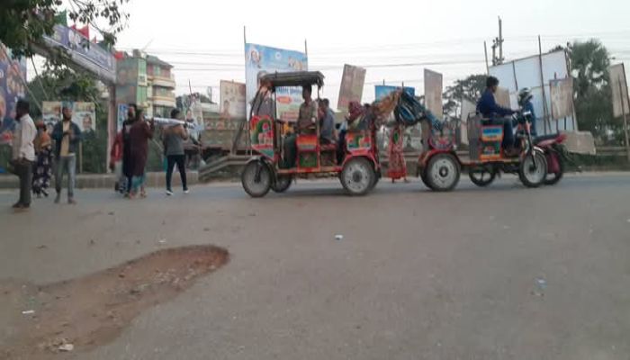 ভালুকা থানার মোড়ে মহাসড়কে রিকশার বাধা: বাড়ছে দুর্ঘটনার ঝুঁকি