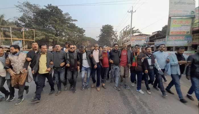 তারেক রহমানের শুভ আগমন উপলক্ষে উজিরপুরে যুবদলের বর্ণাঢ্য আনন্দ মিছিল