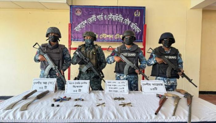 টেকনাফে কোস্ট গার্ড ও নৌবাহিনীর যৌথ অভিযানে বিপুল পরিমাণ গোলা-বারুদসহ দেশীয় আগ্নেয়াস্ত্র জব্দ।