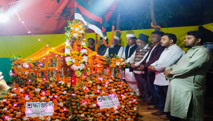 চন্দনাইশে মাইজভাণ্ডারী গাউসিয়া হক কমিটি কেন্দ্রীয় পর্ষদের সদস্য মাওলানা মোহাম্মদ ফজলুল করিম (রহ:)'র করব জেয়ারত 