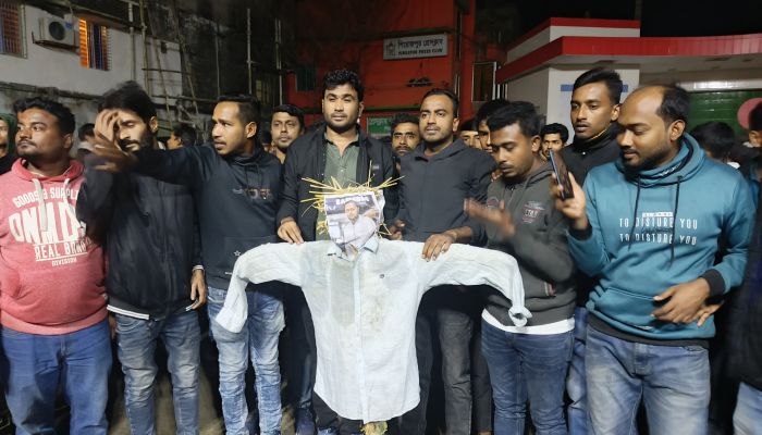 পিরোজপুরে বেগম খালেদা জিয়াকে নিয়ে কটুক্তিমূলক স্ট্যাটাসকে কেন্দ্র করে ছাত্রদলের বিক্ষোভ মিছিল ও কুশপুত্তলিকা দাহ