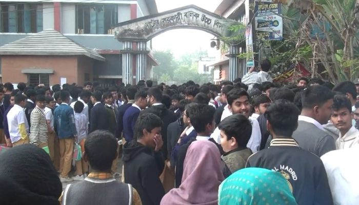 নাটোরে পরীক্ষা বাতিলের দাবিতে বিক্ষোভ করেছে শিক্ষার্থীরা