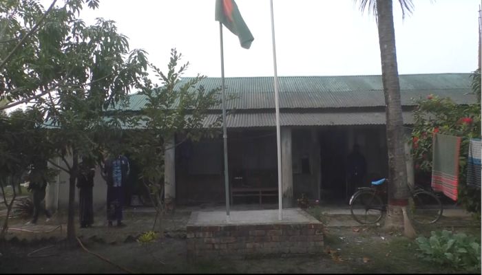 ধুলিহরে অবৈধ মাটি বহনকারী ট্রলি আটক করায় ব্রহ্মরাজপুর পুলিশ ফাঁড়িতে হামলা