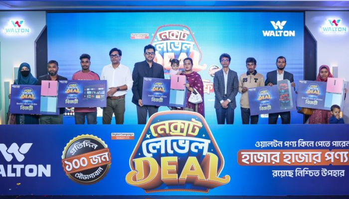 ওয়ালটন পণ্যের ক্রেতাদের হাতে উপহারের ফ্রিজ, টিভি হস্তান্তর