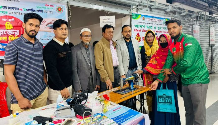 সীতাকুণ্ডে অসহায় নারীদের সেলাই মেশিন, শীতার্তদের শীতবস্ত্র দিলেন আদর্শ ছাত্র ও যুব সমাজ