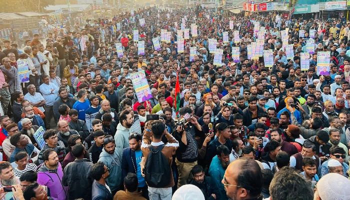 সিংড়ায় বিএনপি প্রার্থীর মনোনয়ন বাতিলের দাবিতে মহাসড়ক অবরোধ 
