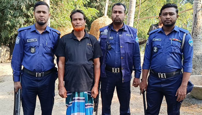 ফরিদগঞ্জে কৃষি জমির টপসয়েল বিক্রি ,জমির মালিককে ভ্রাম্যমাণ আদালতের জরিমানা