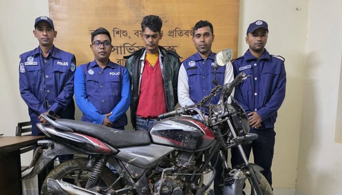 লংগদুতে পুলিশি অভিযানে চোর আটক, উদ্ধার চোরাই মালামাল