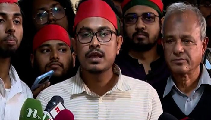 স্বরাষ্ট্র উপদেষ্টাকে পাশে রেখেই তাকে পদত্যাগের আলটিমেটাম ডাকসু ভিপির