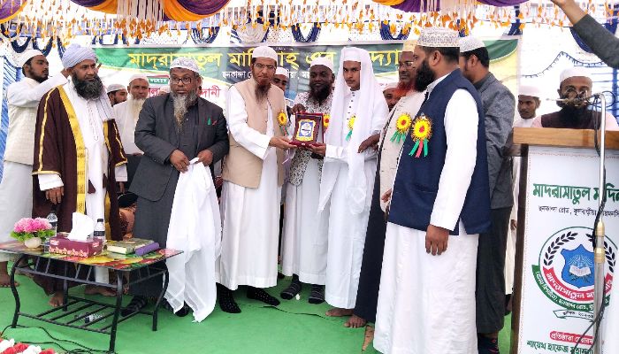 ফুলবাড়িয়ার ‘মাদ্রাসাতুল মাদিনাহ’ হাফেজদের পাগড়ি ও সম্মাননা ক্রেস্ট প্রদান