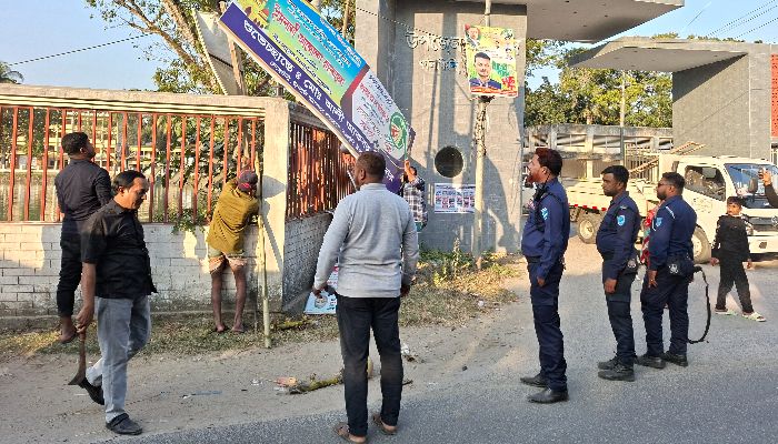 কালকিনিতে অবৈধ ব্যানার–ফেস্টুন অপসারণে উপজেলা প্রশাসনের অভিযান
