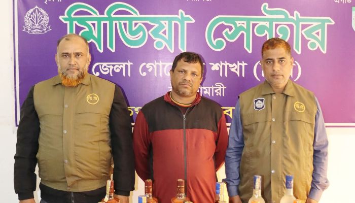 নীলফামারীতে ডিবি পুলিশের অভিযানে বিদেশি মদসহ মাদক ব্যবসায়ী গ্রেফতার