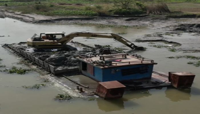 নদী থেকে প্রকাশ্যে মাটি লুট, হুমকিতে কৃষিজমি ও বসতবাড়ি  