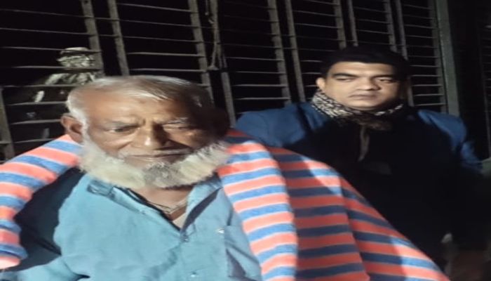 শীতার্তদের পাশে জীবননগর উপজেলা নিবাহী কর্মকর্তা