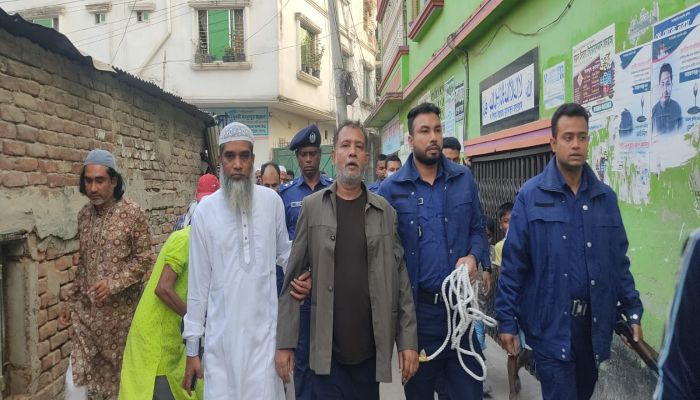 ফতুল্লায় প্যারোলে মুক্তি পেয়ে মায়ের জানাজায় আওয়ামীলীগ কর্মী