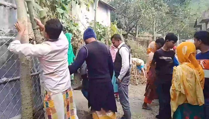 দৈনিক সংবাদ সারাবেলায় সংবাদ প্রকাশের পর বাড়িতে ঢোকার তারের বেড়া খুলে দিল পুলিশ