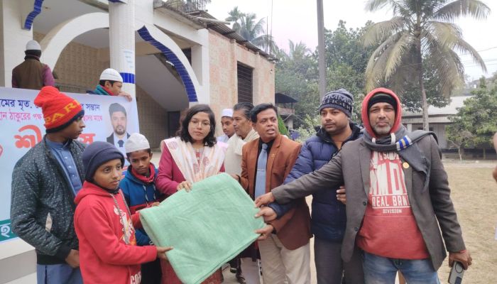 লোহাগড়ায় এতিমদের মাঝে কম্বল বিতরণ