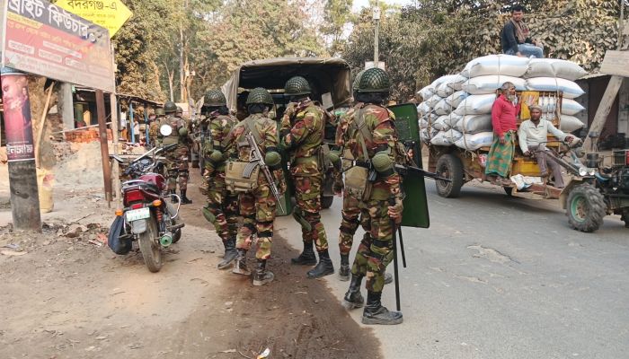 বদরগঞ্জে অবৈধ অস্ত্র ও বেআইনি কার্যক্রম নিয়ন্ত্রণে সেনাবাহিনীর মহড়া